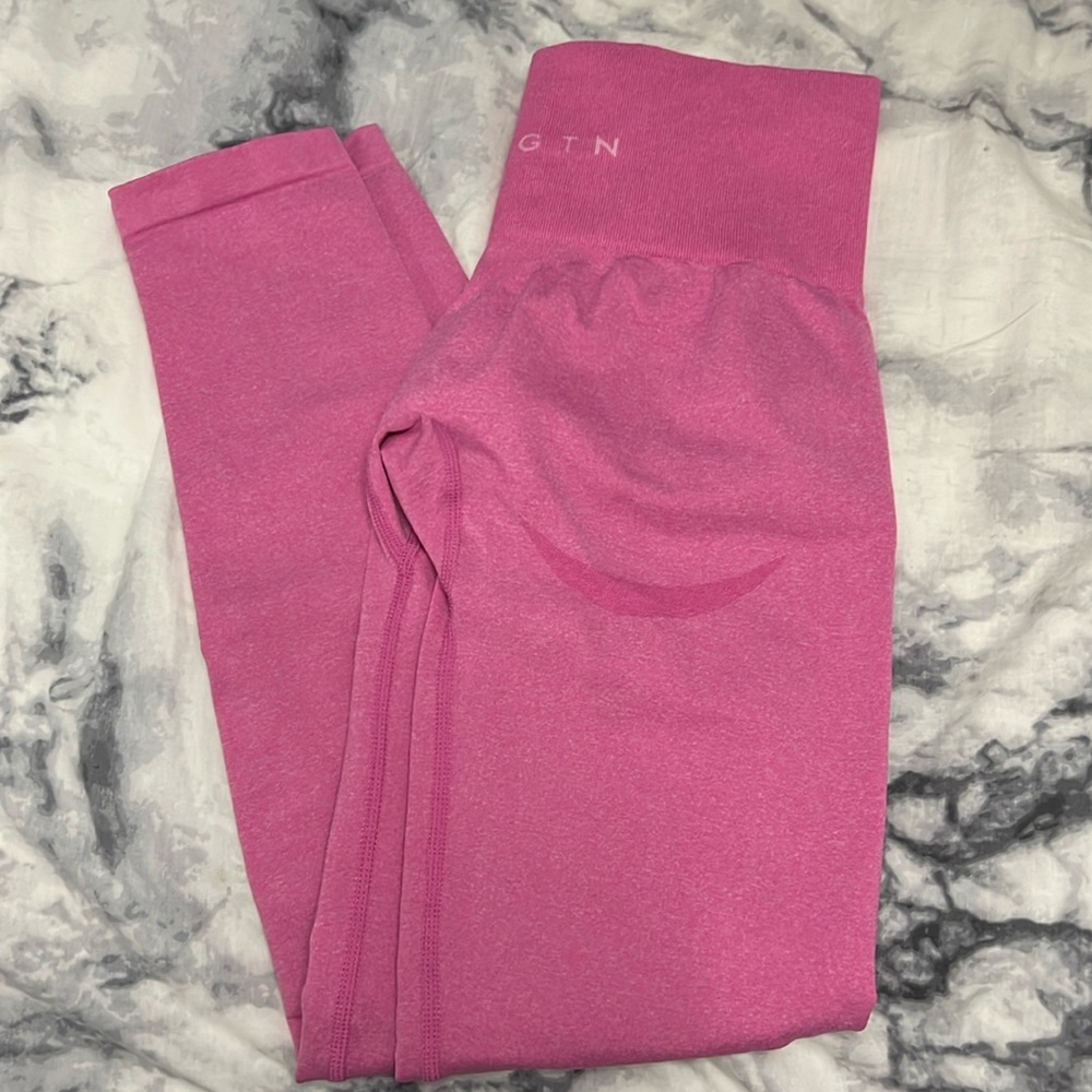 Bubblegum pink curve NVGTN leggings